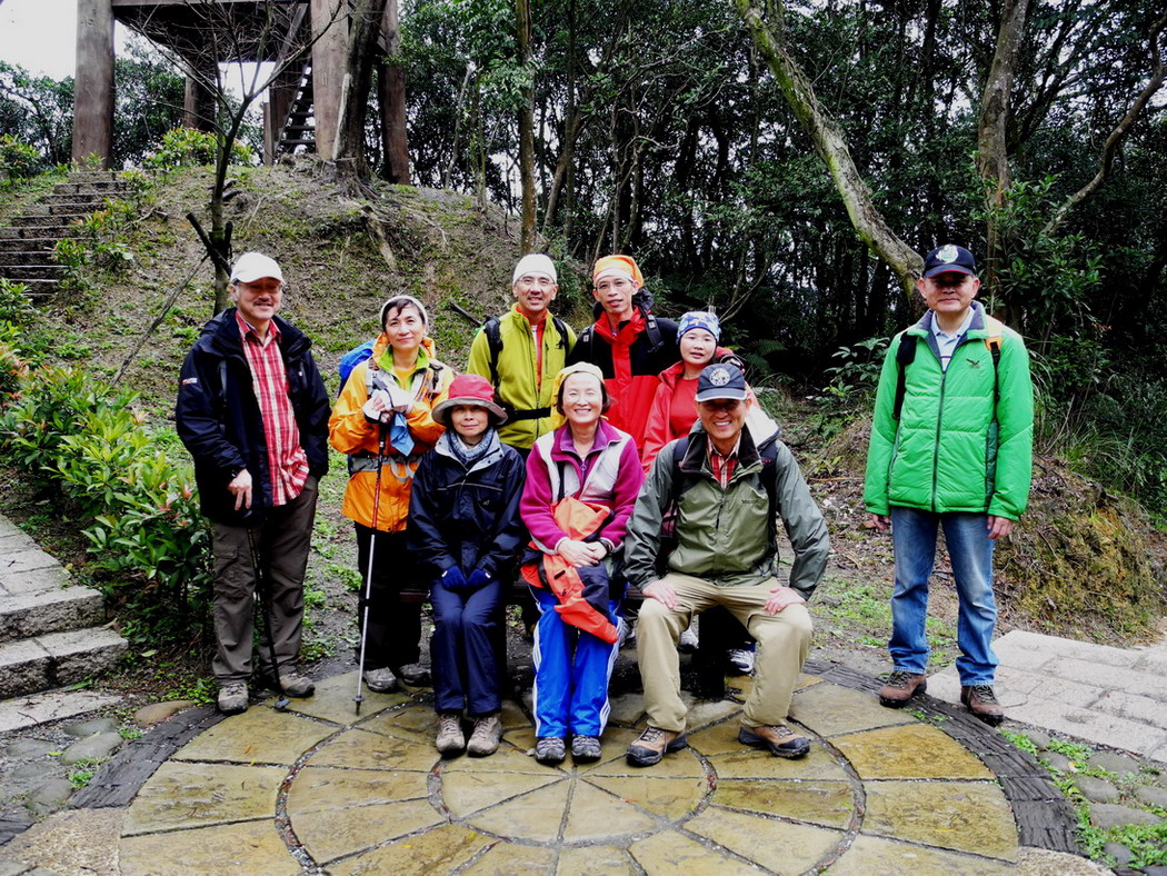 1340 往大崙尾山途中，沿路都有休息的地方