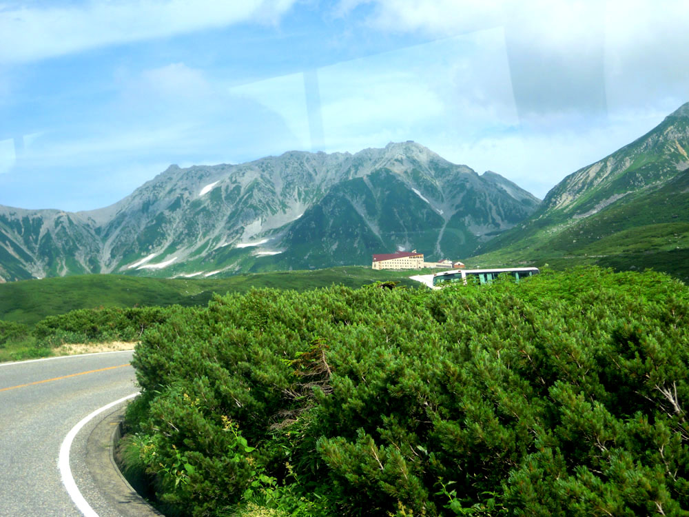 立山, 日本三大靈山之一, 有不少小學生來爬.