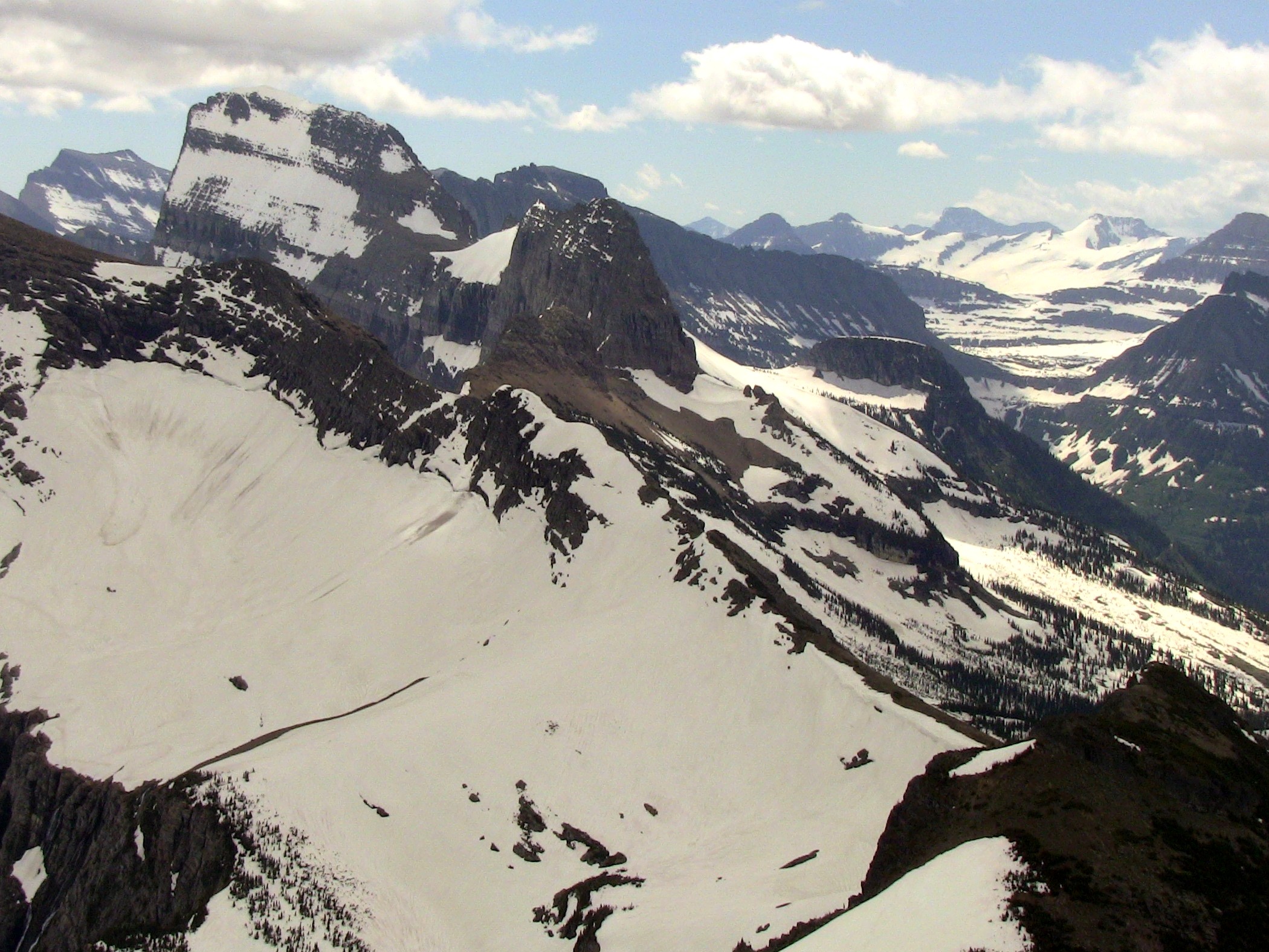 由  Swiftcurrent  山頂南望  Continental  Divide。