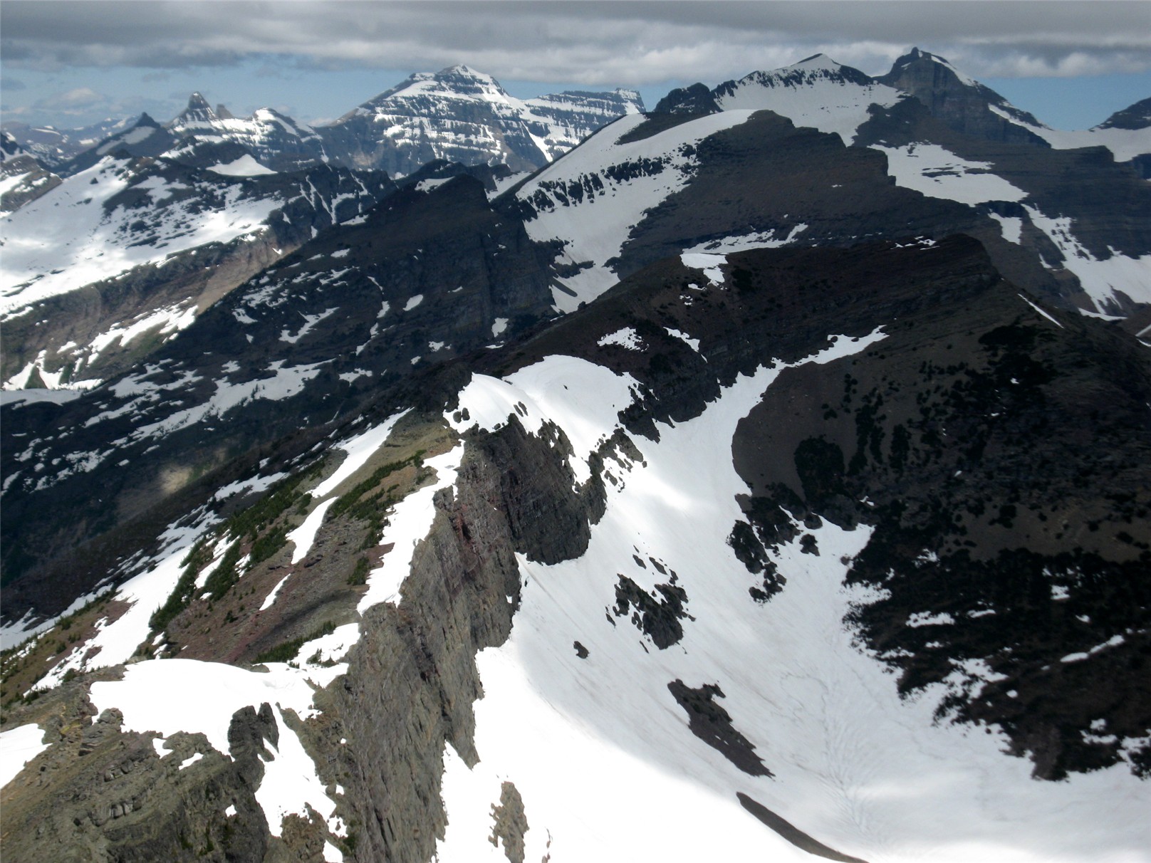 由 Swiftcurrent 山頂北眺 Continental Divide。
