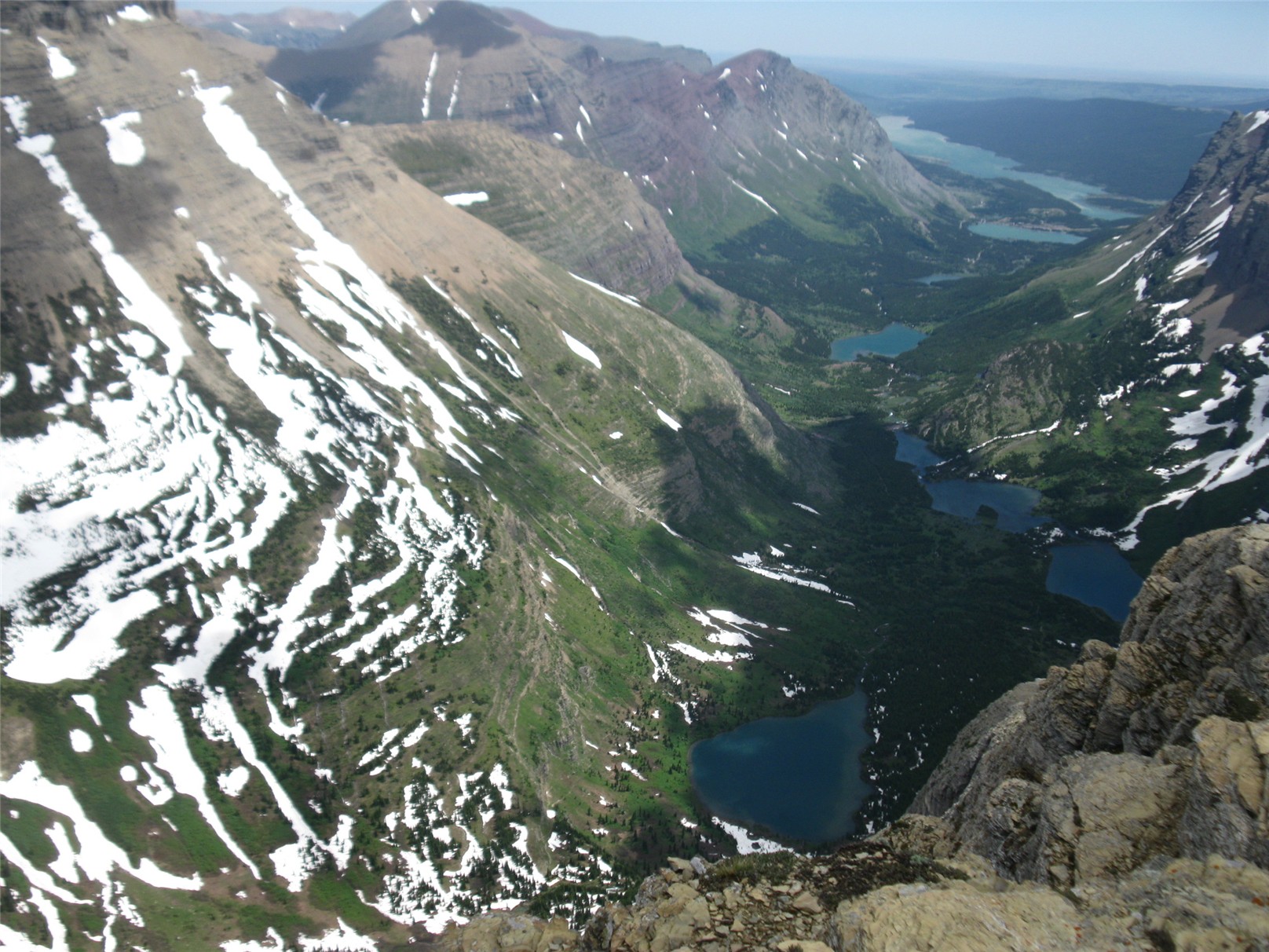 西邊的山谷是 Many Glacier。仔細找可以看到 Many Glacier Hotel。