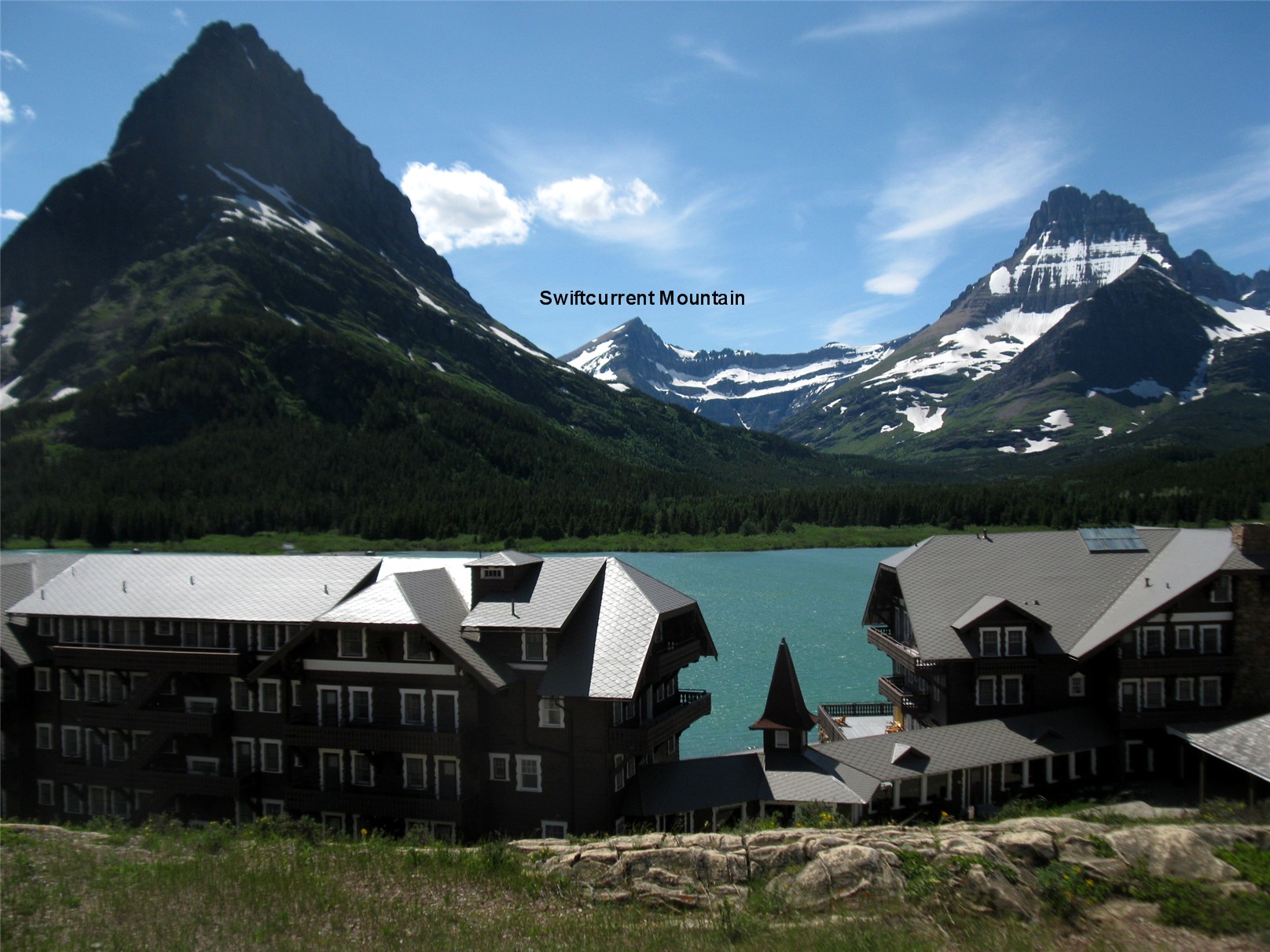由 Many Glacier Hotel 看 Swiftcurrent Mountain。