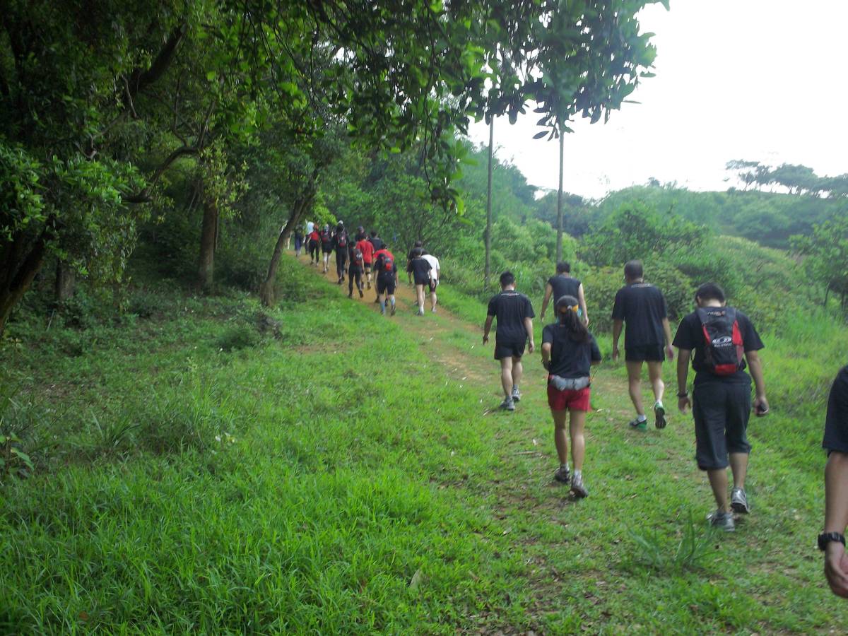 跑了一段柏油路上坡後, 轉往山路. 此處算是開闊的山區, but 後來就不是這麼一回事了!
