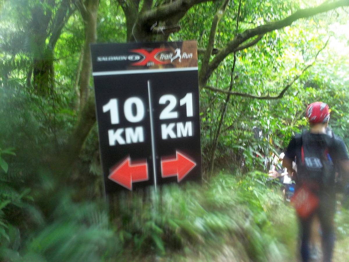 跑了約7km, 10km組和21km組在此分道揚鑣, 山路跑起來也教不擁擠, 後來也沒再拍照, 專心跑步去! ^^