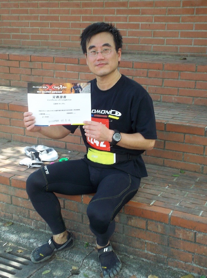 經過5小時的奮鬥, 終於回到終點, 有注意到我腳上穿的是五趾鞋嗎? ^^