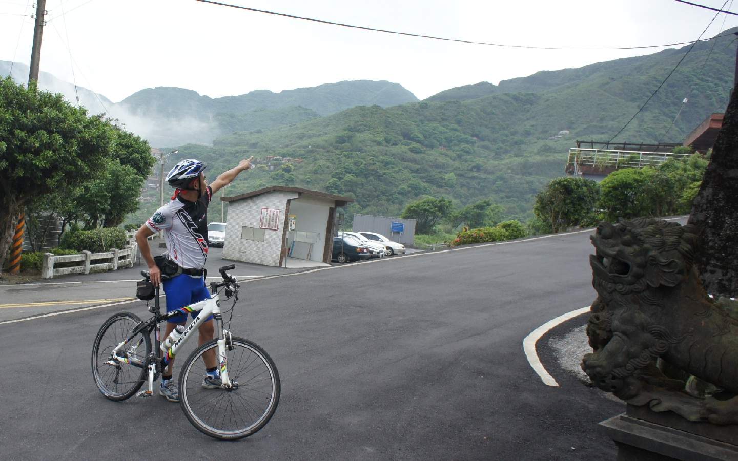 等會兒要翻過那個缺口