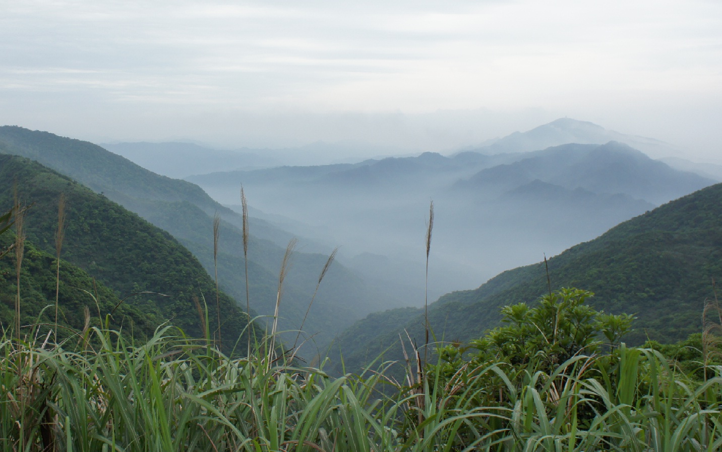 山谷氰煙裊繞