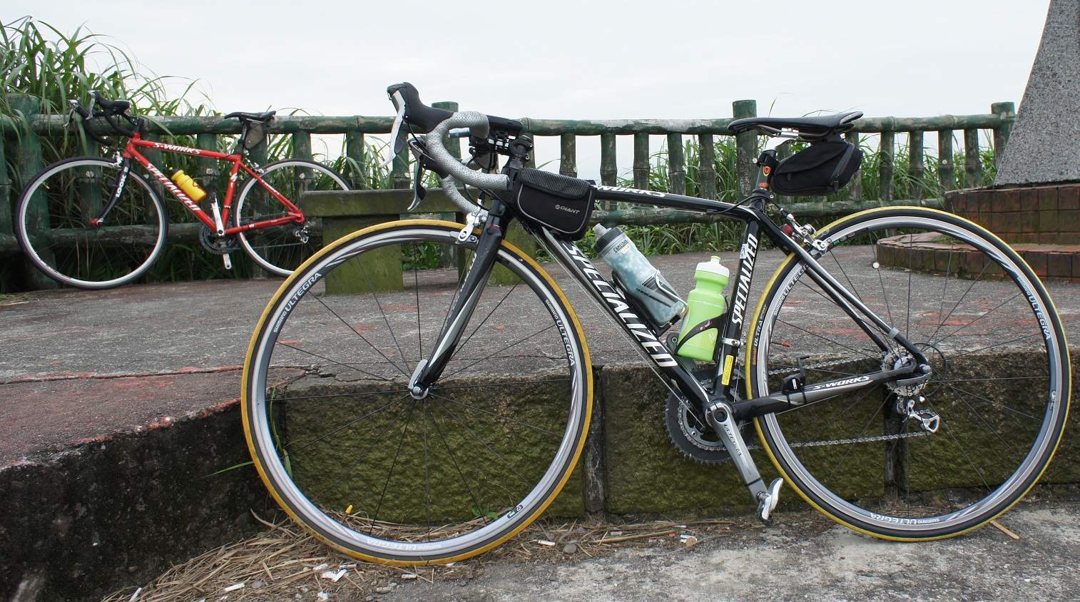 兩台 Specialized 公路車 (我及輝哥的)