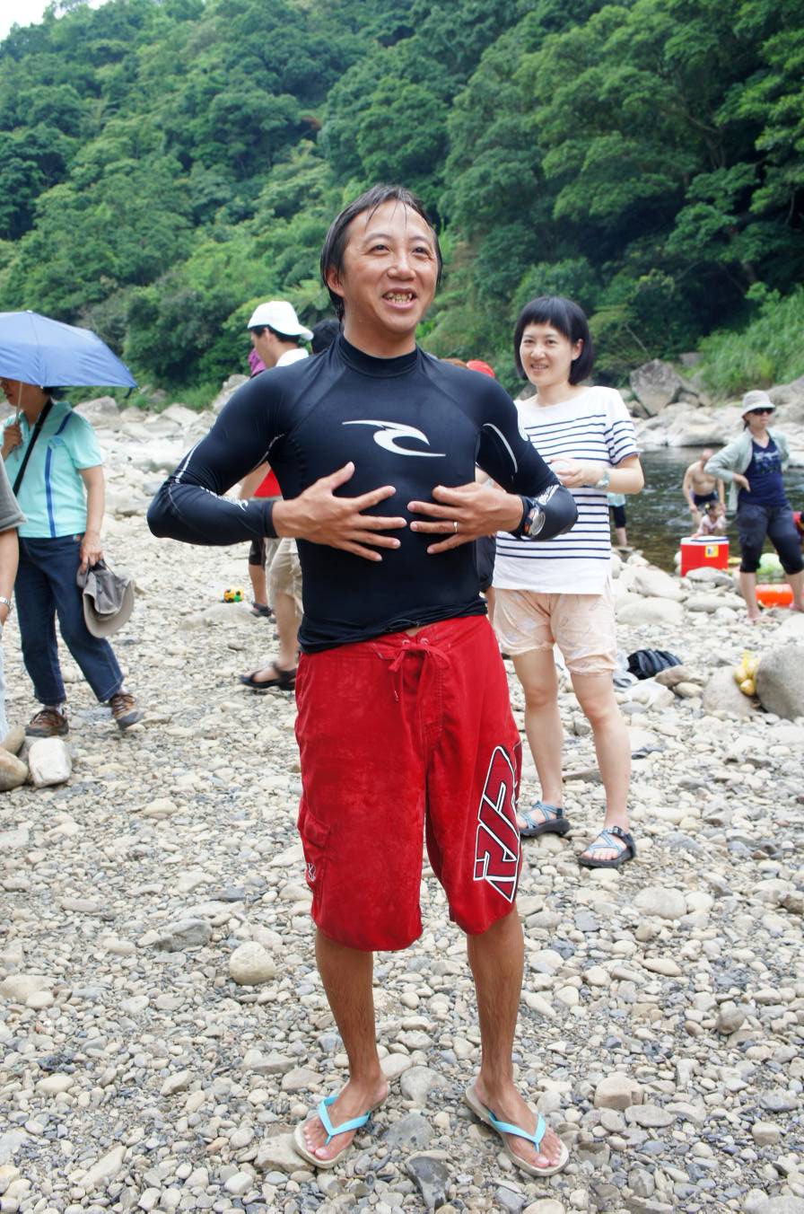 真正的壓軸在這--丈人慶復學長還在游泳, 由女婿撐場代打! ^^