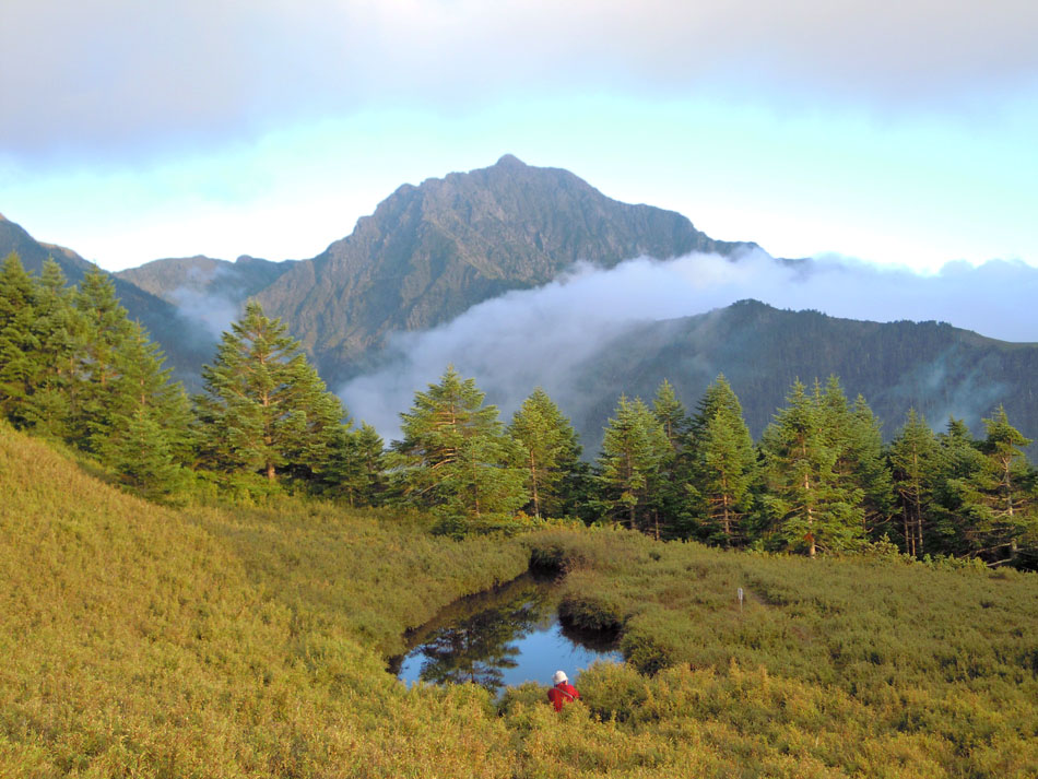 腰繞的起點--審馬陣水池, 是觀賞南湖大山的好地點.