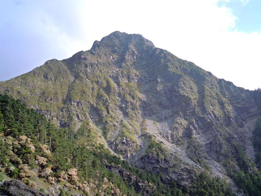 南湖大山的北壁, 在碎石坡才看得到全貌.