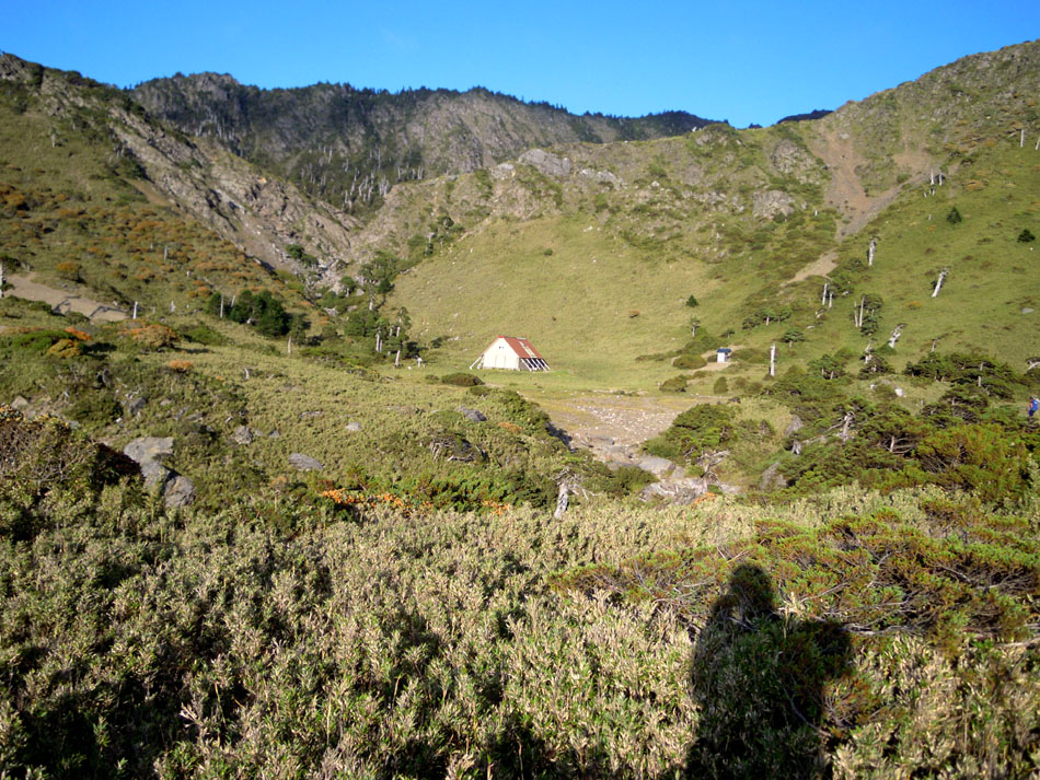 從南湖溪爬上堤壩, 看到小屋在平坦的圈谷裏