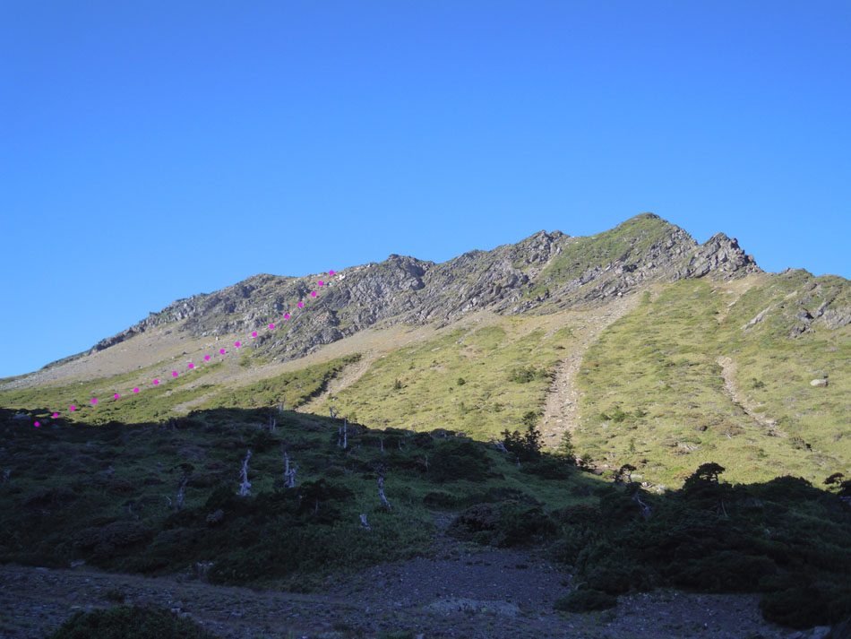 南湖大山東坡, 宇竣與雪其(穿涼鞋)沿紅點路線直登南湖大山三角點.