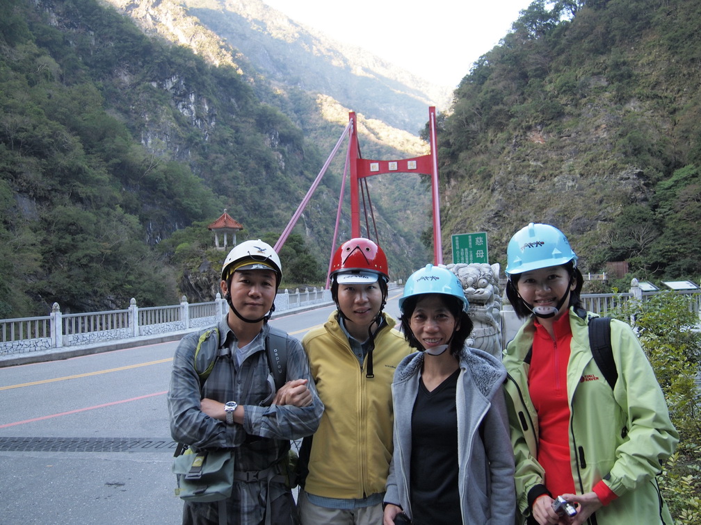 搭公車至慈母橋，從古道西端入口進入。右二為心如的同事郭老師。