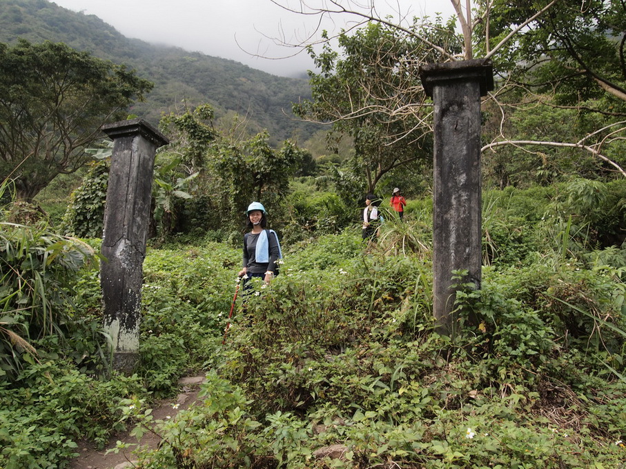 巴達岡遺址的水泥柱