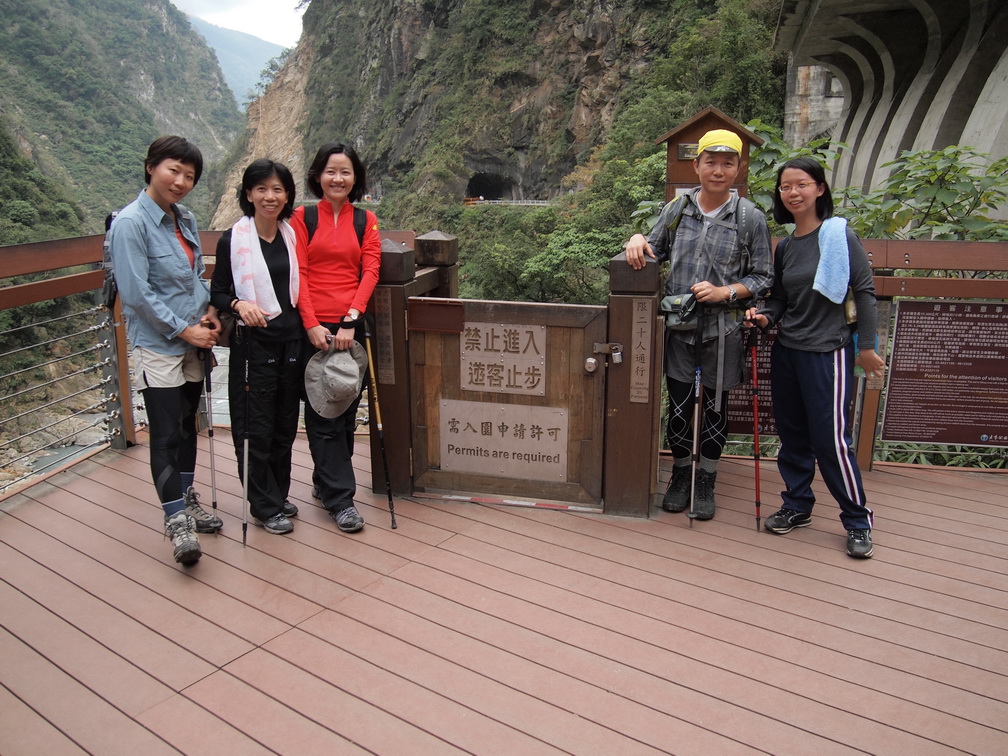 順利完成錐麓古道! (右一是郭老師的女兒陳小妹)