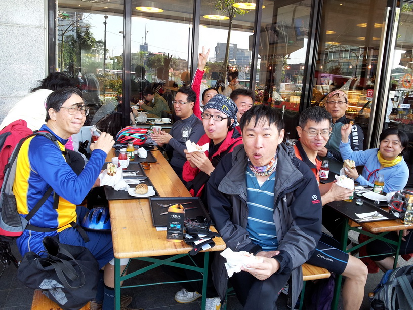 南港世貿吃午餐,本來想去隔壁的摩斯吃,不過早已客滿,倒是旁邊這家店位子多多,還有戶外可坐,進內點餐才知,三明治一個要100,吃個義大利麵要400,實在是太符合本隊原則了(大家都吃得超少的,ha ha )