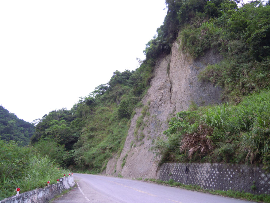 礫石邊坡, 石頭可能會掉落.
