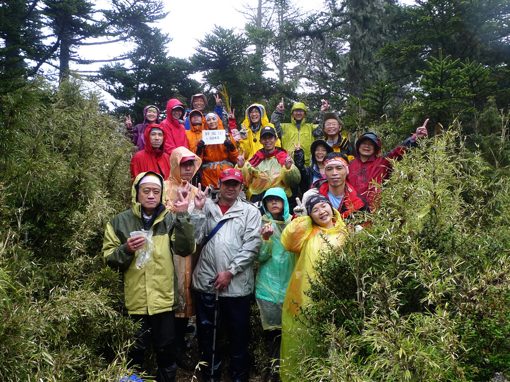 全員安全登上屏風山，雖然途中開始下雨