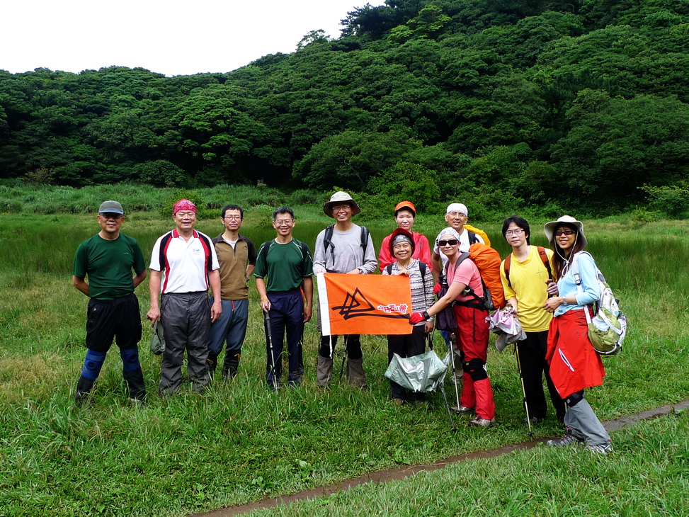 0835抵達向天池，遠看綠油油的青草讓人誤以為是盈滿的池水