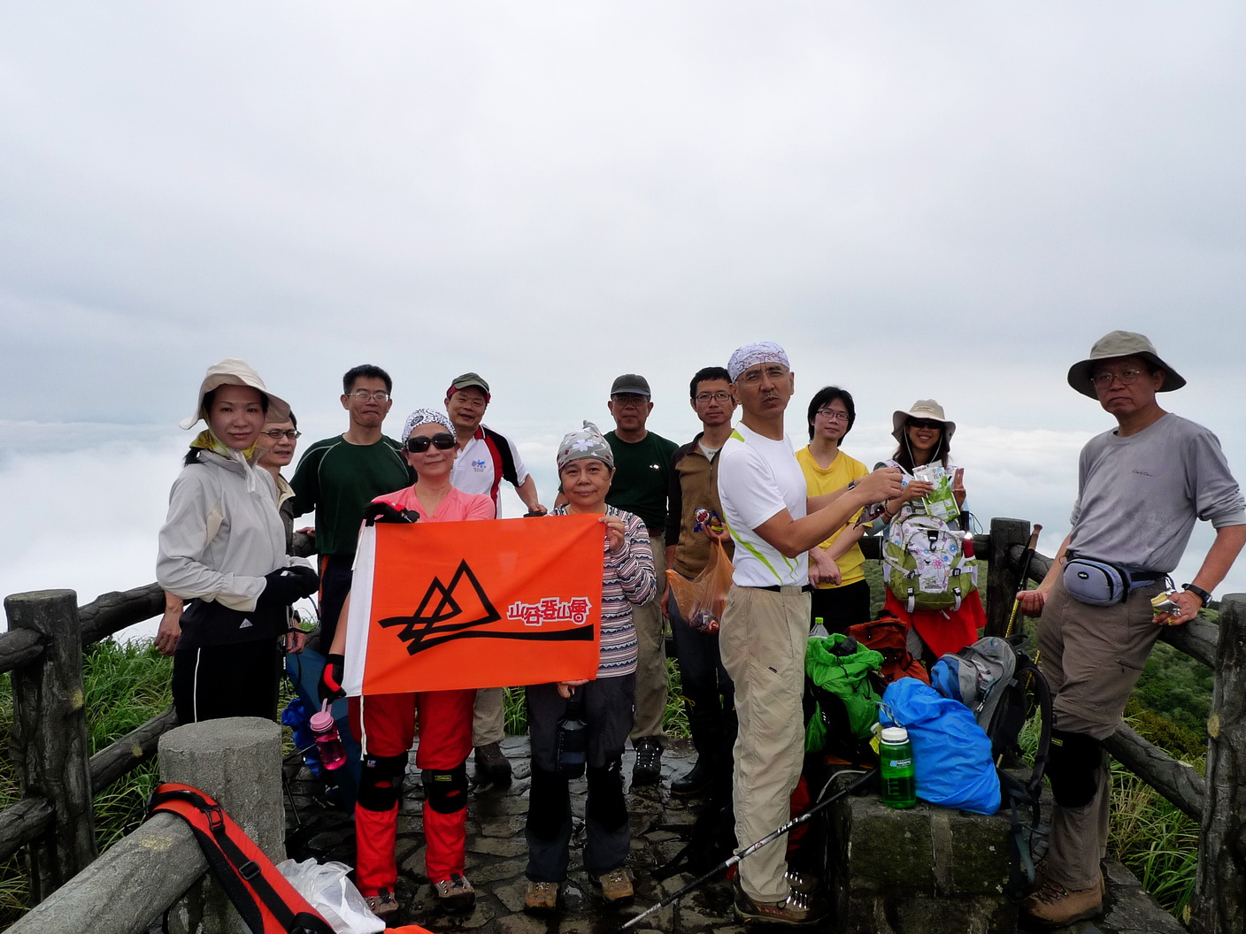 0915 面天山，準備下鞍部走大屯西，活動部長開始盤算分出另一加油隊