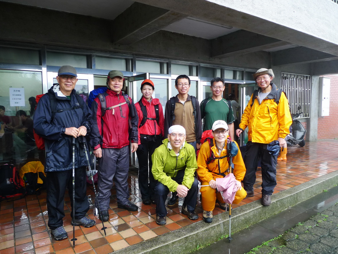 1200到大屯主峰時雨勢漸大，大夥商議道路旁涼亭躲雨，其實挺擔心遇到雷擊的
雨勢真的很大，走在百拉卡公路上像在溯溪，1400才走到小油坑