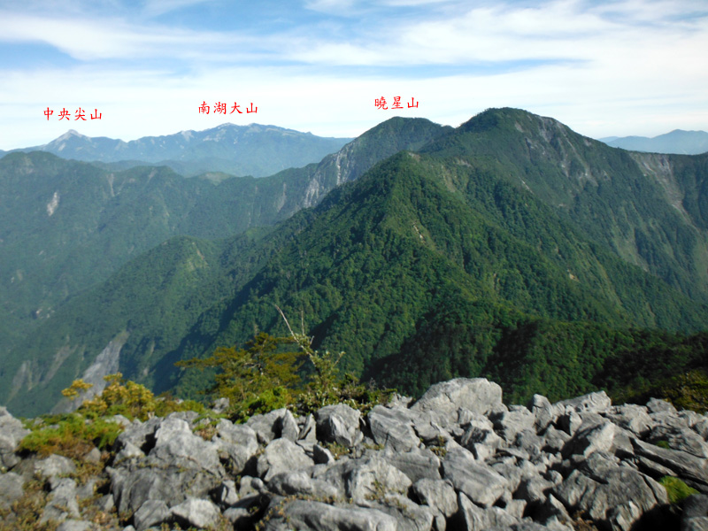 清水大山頂有一片露岩.