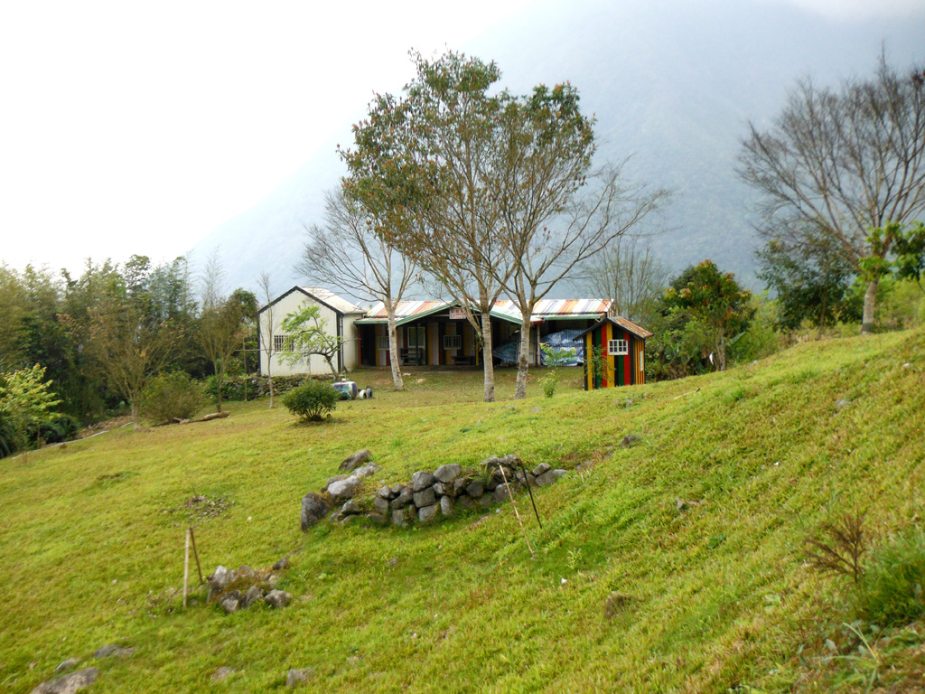 大同部落的彩虹屋民宿, 附近草地寬闊.視野良好, 是會師的好地點.