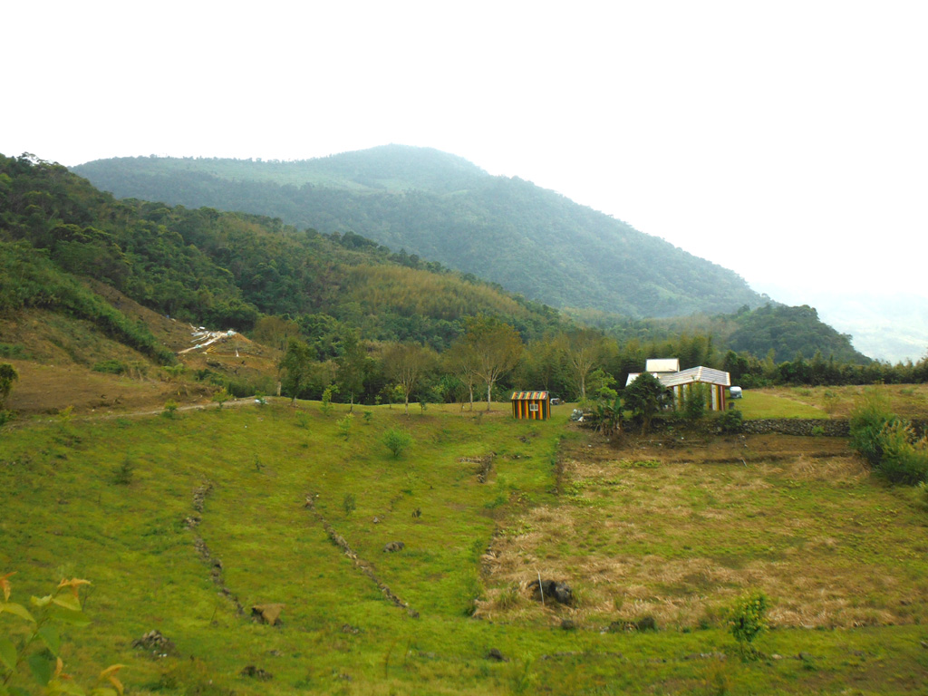彩紅屋周邊環境, 背景是立霧山.