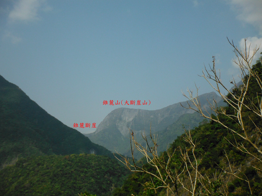 爬往大禮途中, 往西看去, 可見到頗為搶眼的錐麓大斷崖.