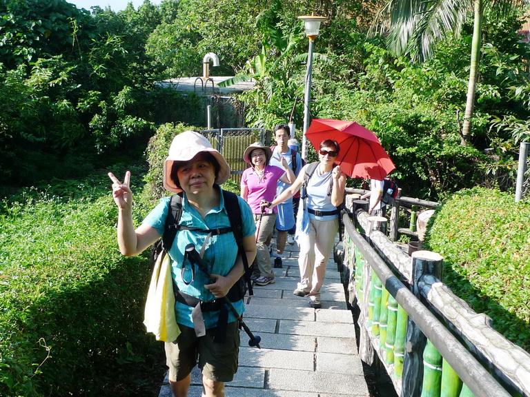0750 慢慢晃啊晃的經過國姓爺廟，英學姐對國姓爺廟特別有感情，往上就是金剛寺，這邊算是圓山飯店的後山，離台北市近，山頭梟雄林立，卡拉OK四起，更有室內羽球場，璧玲姐直呼驚奇，繳稅季節剛過，步道好到大夥一直算計貢獻了多少在這步道上，水泥步道走起來不僅硬梆梆，登山杖敲到手都麻了。
