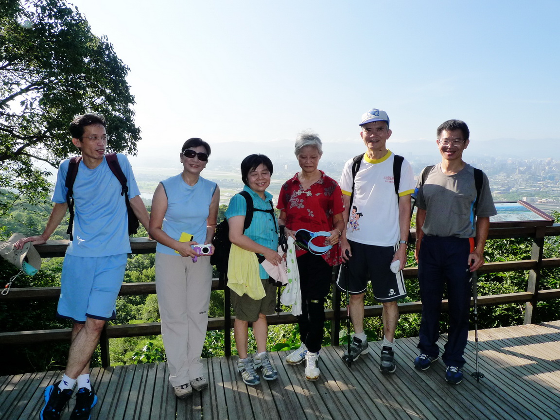 0800 觀景台：英學姐說在劍潭官邸待了四個月的期間，常常上來圓山，對這附近的步道很熟，果然往後一看就是中央廣播電台的天線