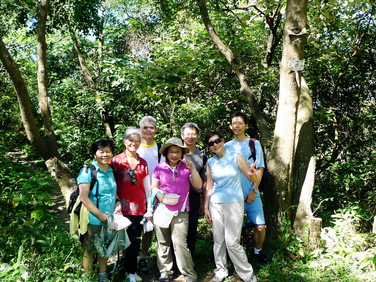 0940 文間山(H184m) ：過了老地方，步道恢復僅容錯身的山徑，旁邊路牌寫著”固化土步道”，這邊有往大直通北街的叉路，有人蠢蠢欲動問是否為往大直美麗華的方向；步道從自強隧道上方經過，在稜線上一邊是外雙溪，一邊是內湖，可以看到熟悉不過的景色，過了文間山馬上就接到劍南路。