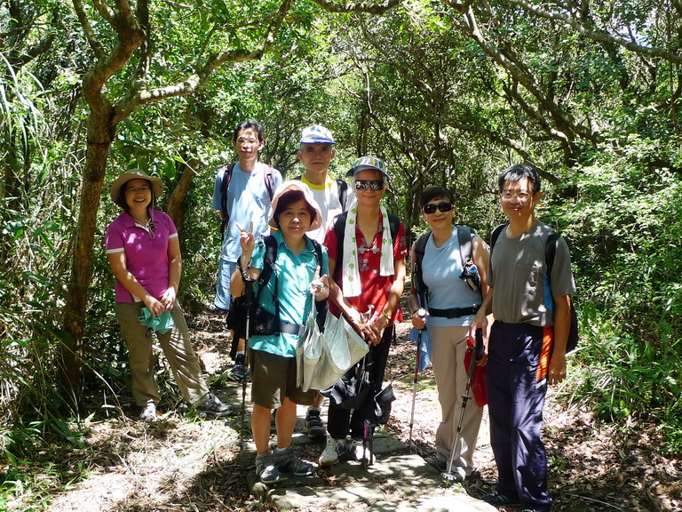 1235 大崙尾山：沿著劍南路走，過鄭成功廟後約50m處就是大崙尾山的登山口，這裡海拔約140m，從這邊一路直上到450m的大崙尾山；日頭實在太大，步道在密不透風的竹林裡通過，總要等到步道的高點才享受得到迎面吹過來的涼風，從鞍部上大崙尾山更是折騰，因為不爭氣的肚子在咕魯咕魯叫了，在大崙尾山午餐，大夥表決白石湖山還去不去，英學姐沒待阿佑學長表示意見就通過了，所以剩下一顆山頭就下山了，索性在這邊休息久一些，開始聊一些山上的大小事。