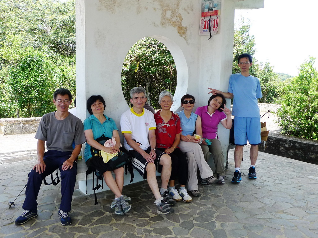 1400 大崙頭山：既然行程縮短了，為避免走原路來回掃了大家的興致，就帶大家從另一邊的登山口上大崙頭山，從鞍部新整理的一條沿溪步道往下走，才沒多久就被眼尖的英學姐發現，高度怎麼一直下降，到登山口高度降了約100m，這段才整理好沒多久，在內雙溪自然中心附近，有台北小溪頭之稱。從登山口走833m的木板棧道就到大崙頭山了，望了一下往白石湖山的方向，在山上涼亭朝和學長竟然拿出還結冰的蜂蜜梅子茶出來，頂著30度的高溫喝冰茶，再享受不過了。