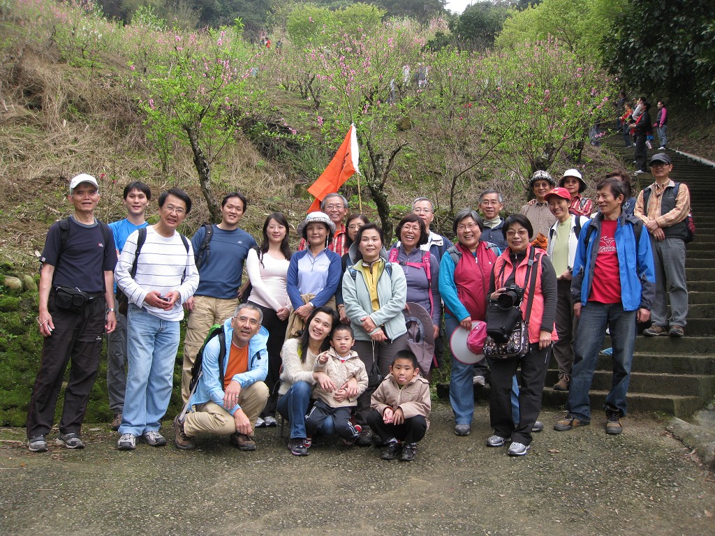 11時在杏花林

二月的春風不吹，伙伴的遊興不減。
愛山愛人樂山樂水，桃葉杏花鶴髮童顏。