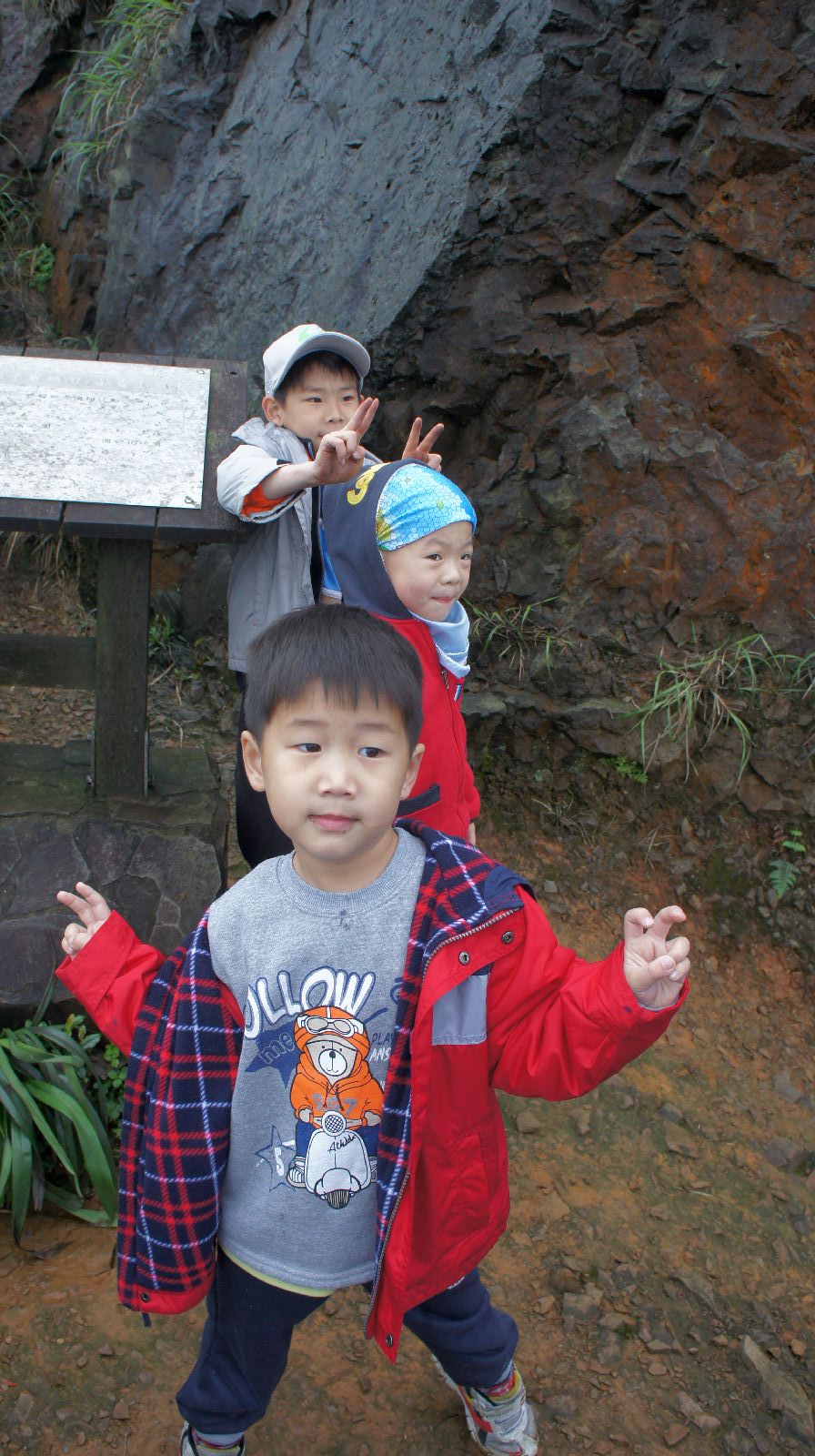 三位勇敢的小朋友登上茶壺山