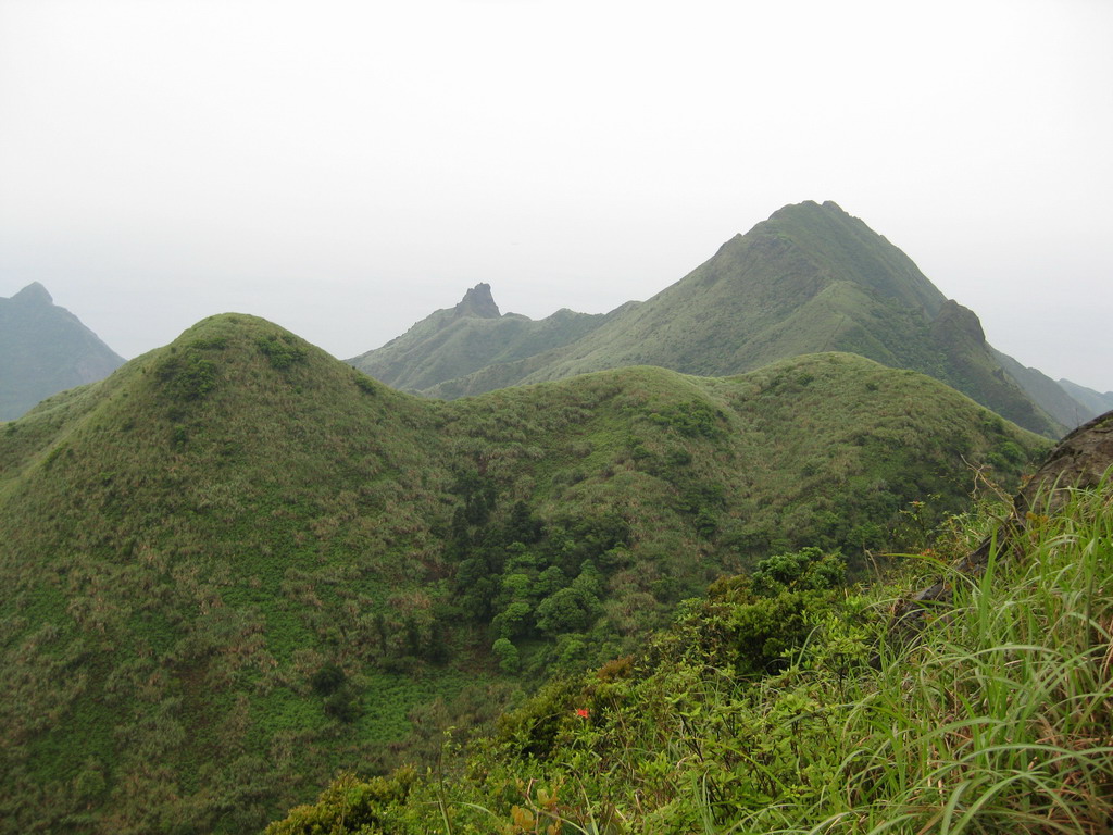 從燦光寮山頂對望半平山及無耳茶壺山