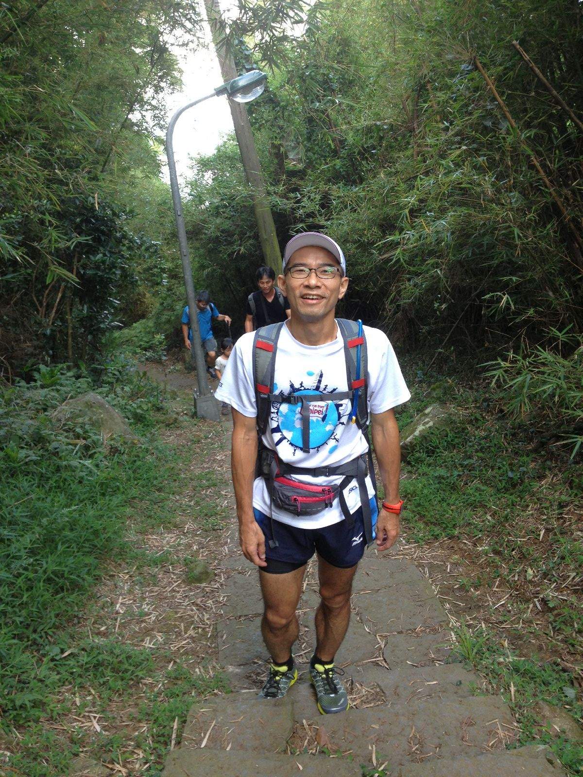 小垃圾學長一副跑山裝扮