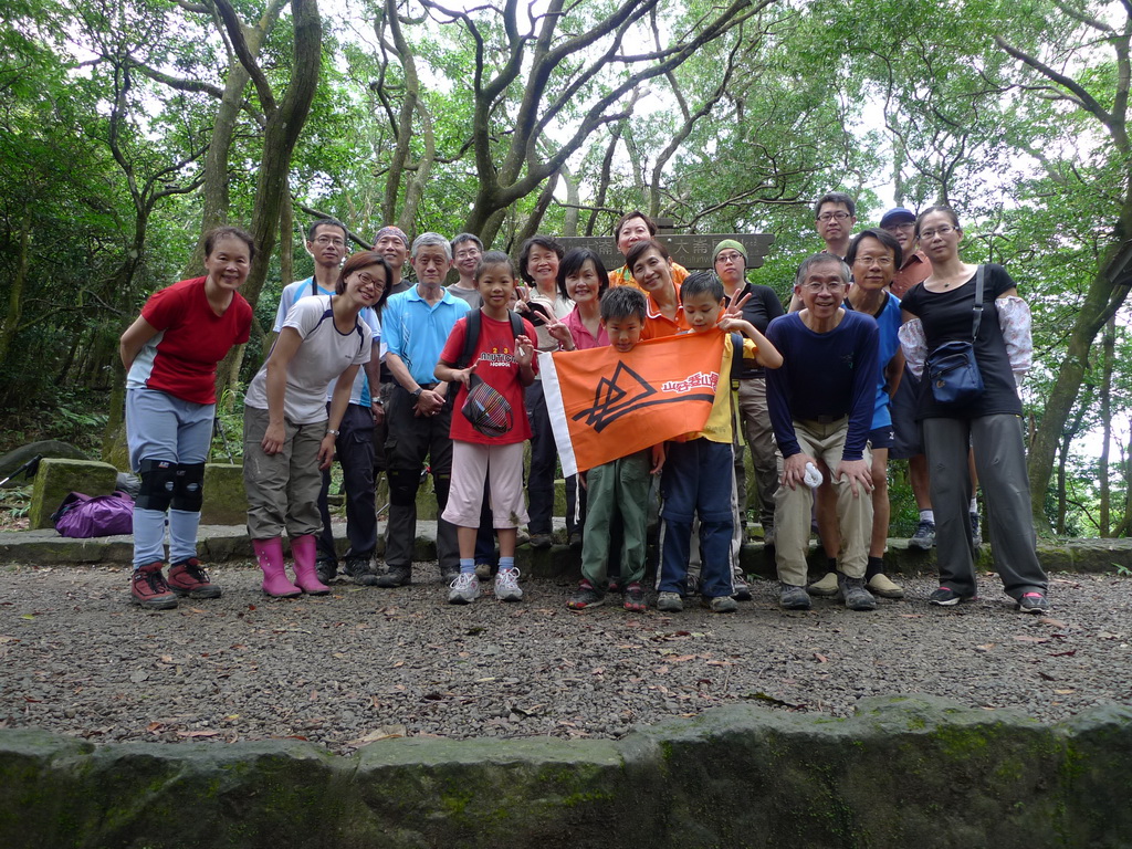 12:30到大崙頭與大崙尾山之間的鞍部，在這邊午餐，天氣炎熱，不過沿途竟然找不到可以買水的地方，大家發揮山胞愛，互相支援
