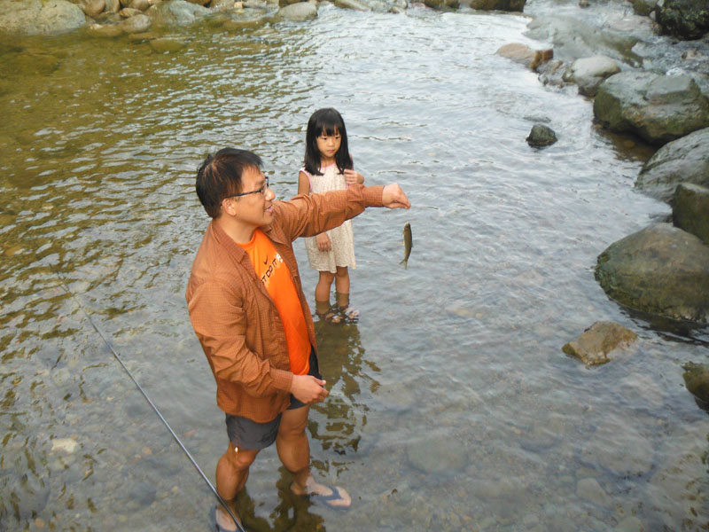 8/18一早, 志城用土司為餌, 在格努斯農場的溪邊釣到四條20公分長的魚.