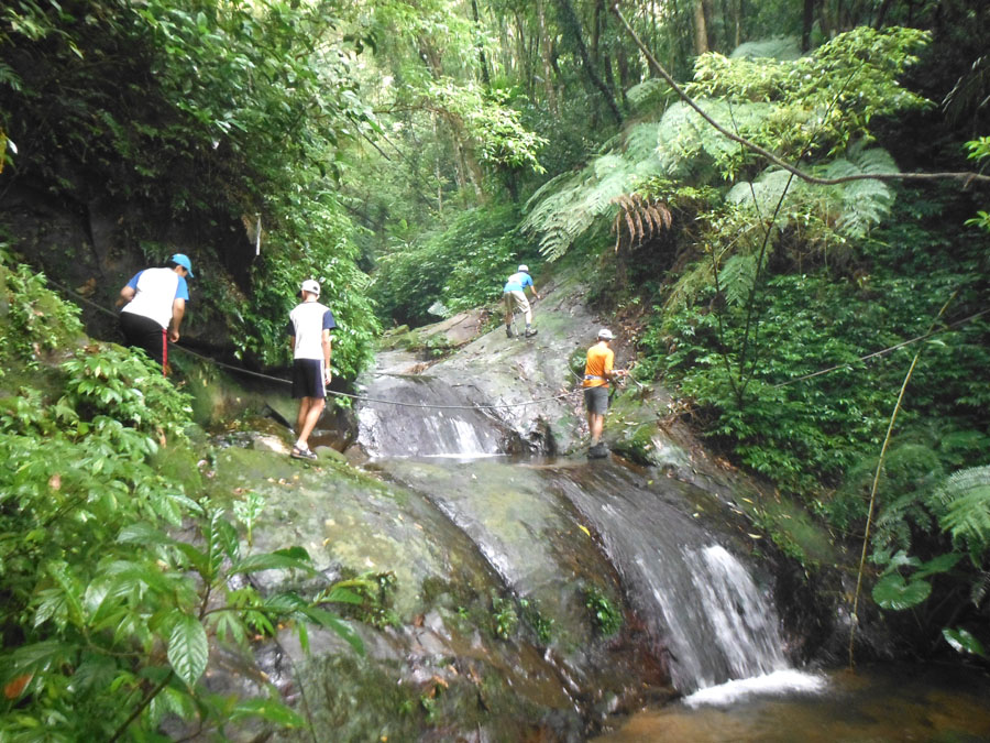 石牛山東南側溪谷陡峭, 瀑布多.