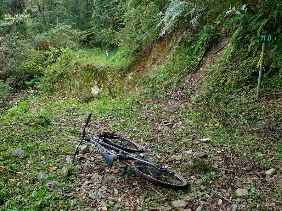 11K崩塌處，GPS實際距離是12K，比四月時又崩得更厲害了