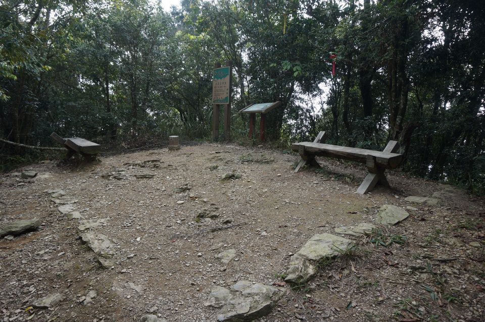 尾寮山頂1425M 原有的瞭望台已消失 只見地基
