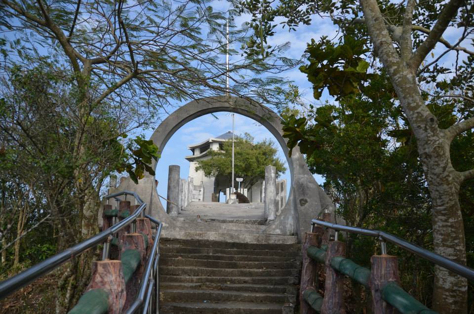 陡峭天梯的盡頭, 終於望見旗尾山祠.
