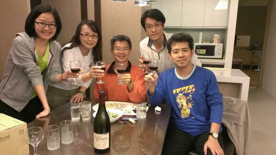 由於阿佑與心如難得南下,小明醫師特地招待山社夥伴到他新購豪宅中品極品紅酒, 太感謝了!!