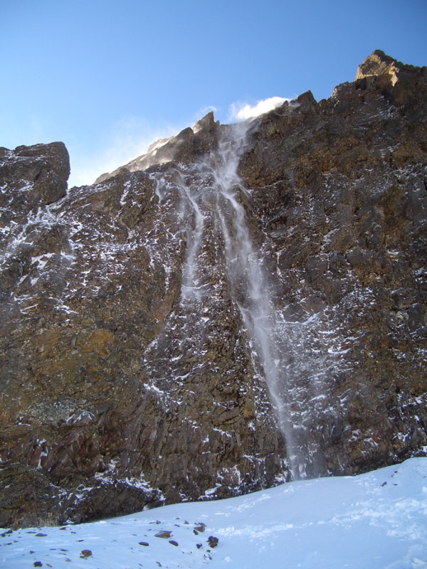 玉山北壁一號溝底, 被大風吹落的雪粉, 形成一陣陣飄動的雪瀑(約30m高).