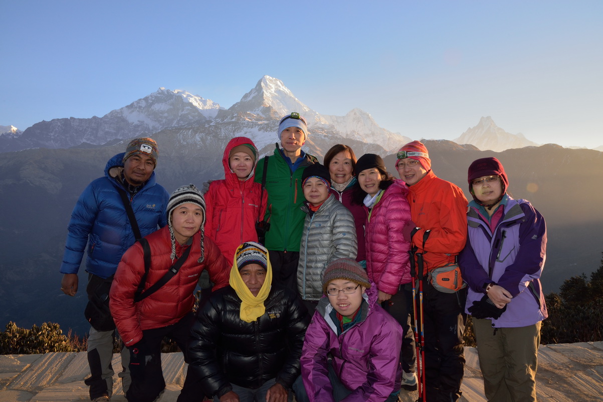 Poon Hill 看日出，背景是往後幾天會造訪山腳的安娜普娜南峰及魚尾峰