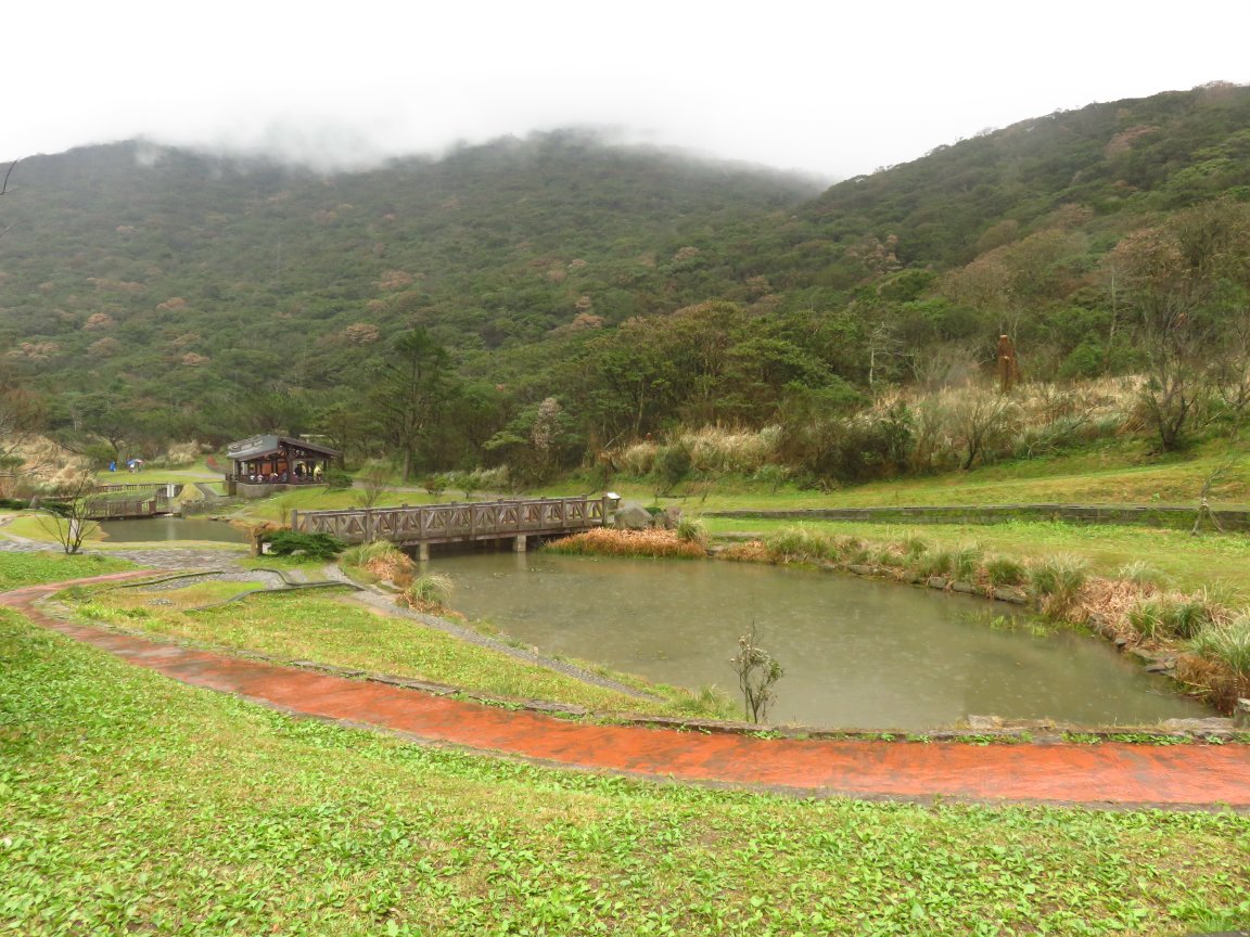 雲霧偶爾散開時，陽明山顯得很清淨。