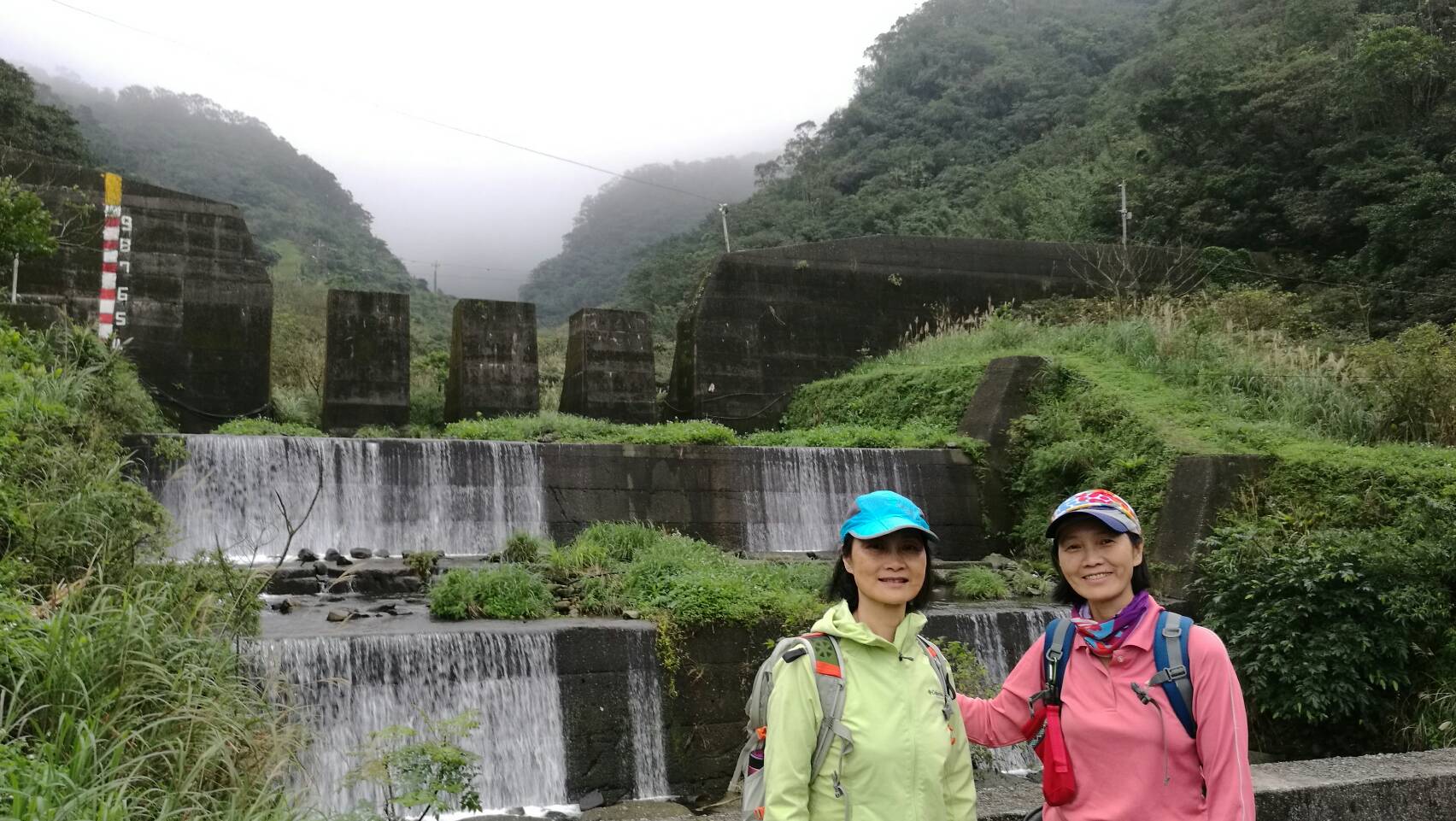 美麗姐妹(後面大粗坑溪防土石流堤防)
